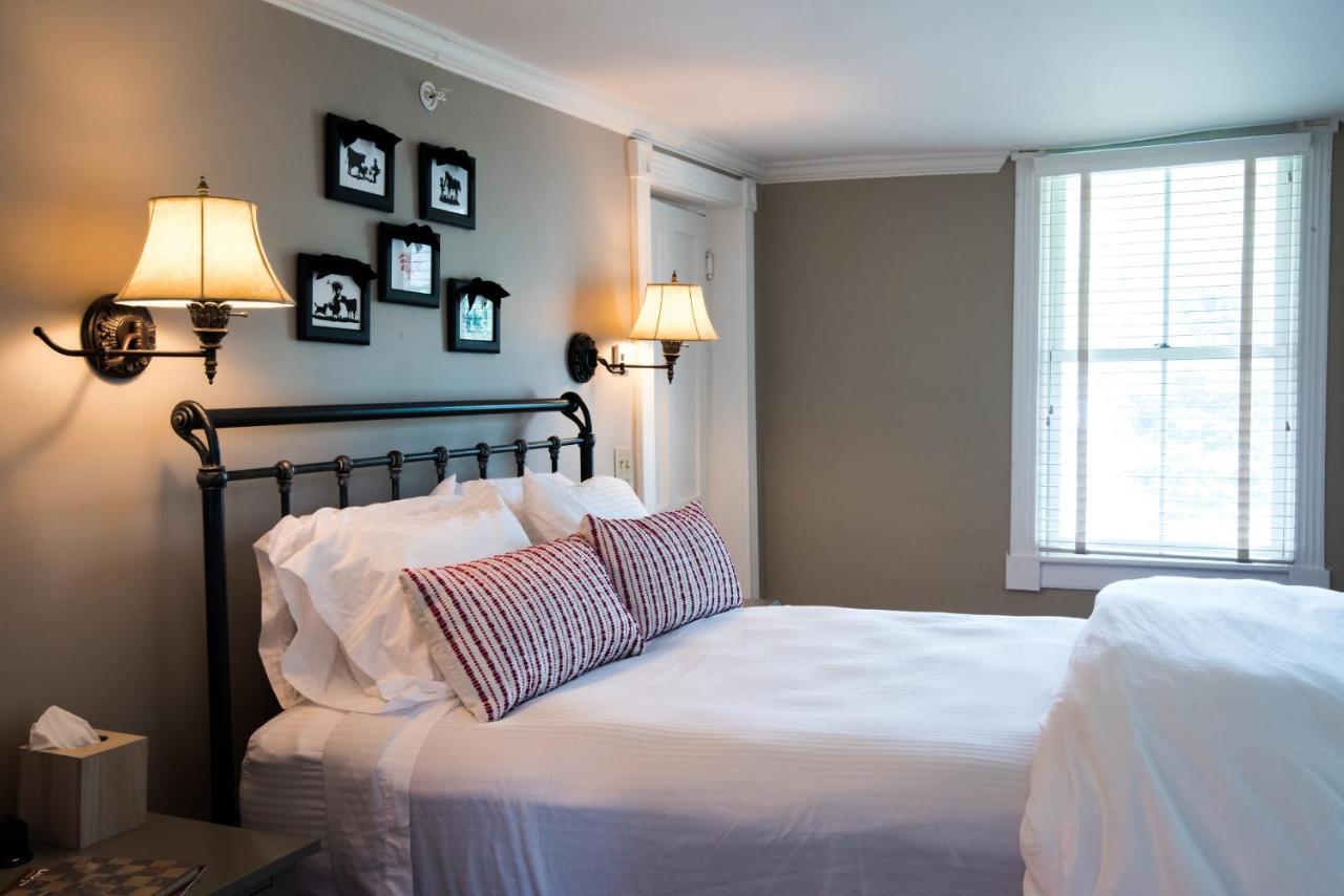 Four Columns Inn Newfane Room photo